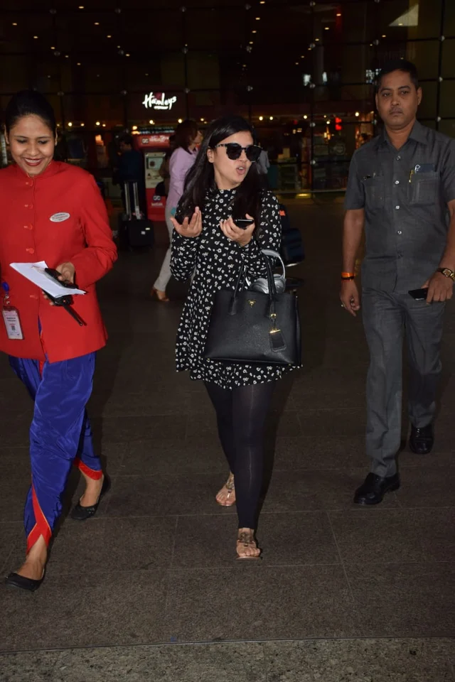 Sakshi Dhoni spotted at the airport. Image: Viral Bhayani