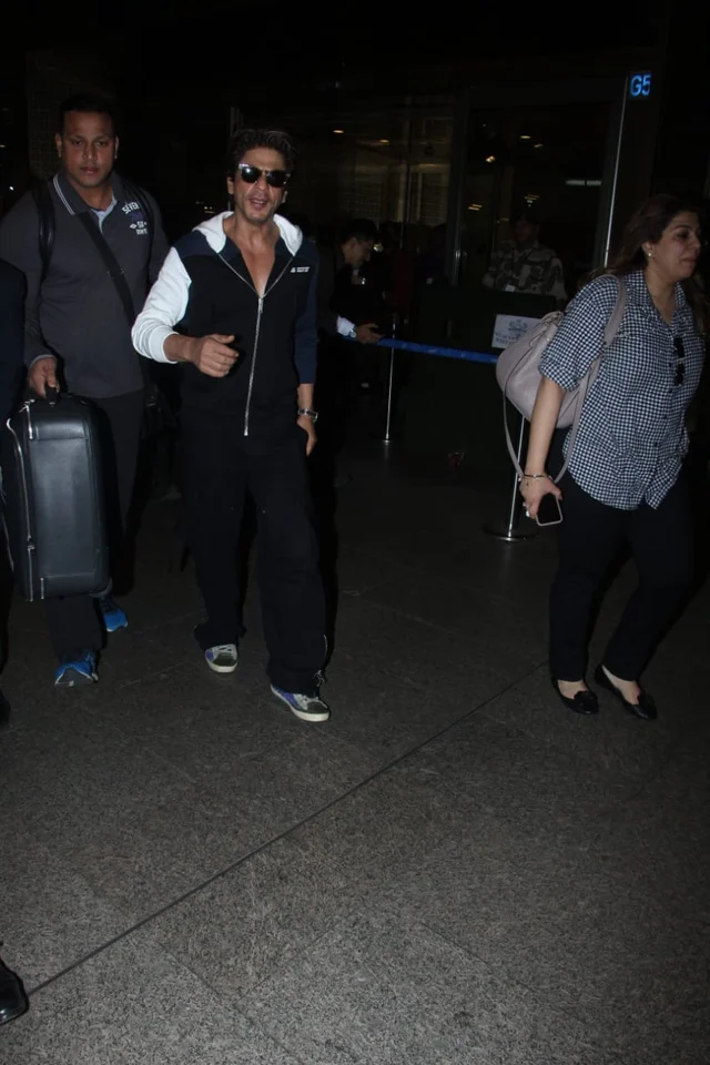 Shah Rukh Khan spotted at the airport. Image: Viral Bhayani
