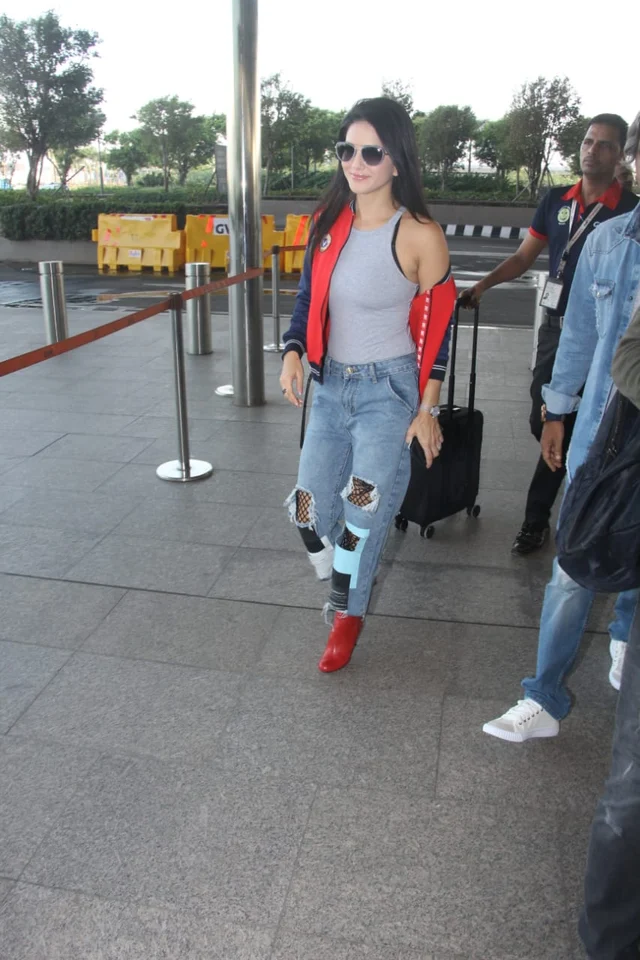 Sunny Leone spotted at the airport. Image: Viral Bhayani