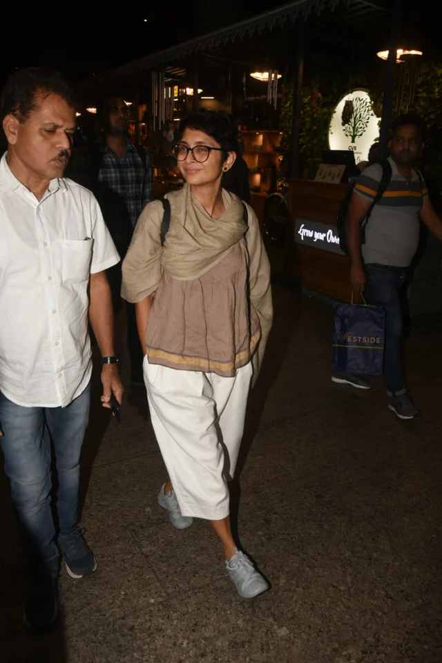 Kiran Rao spotted at the airport. Photo by Viral Bhayani