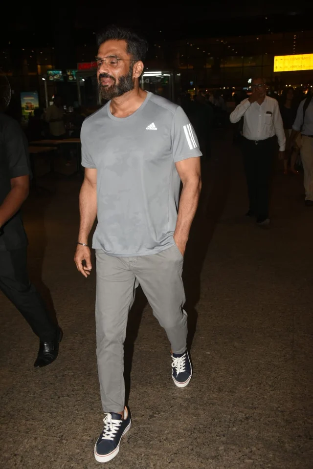 Sunil Shetty spotted at the airport. Photo by Viral Bhayani