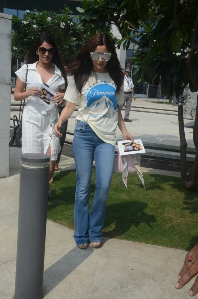 Alia Bhatt got clicked with a friend as they were out for a lunch. Photo by Viral Bhayani