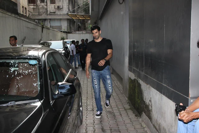 Aditya Roy Kapur spotted at Vishesh Films office. Photo by Viral Bhayani