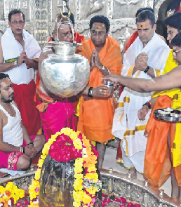 Ujjain: HOLY COW! Rahul displays dirty water to expose state BJP’s corruption