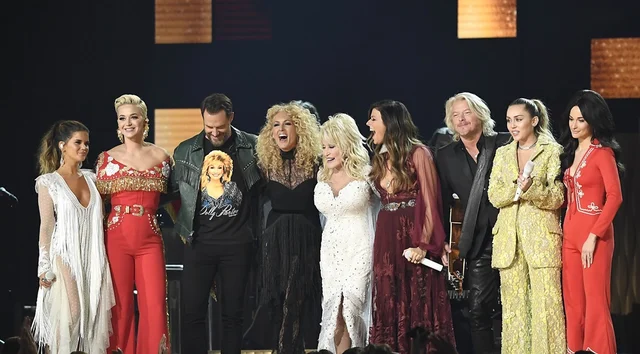 Dolly Parton (C) performs with (L-R) Maren Morris, Katy Perry, Jimi Westbrook, Kimberly Schlapman, Karen Fairchild, Philip Sweet, Miley Cyrus, and Kacey Musgraves<br />Getty Images/AFP