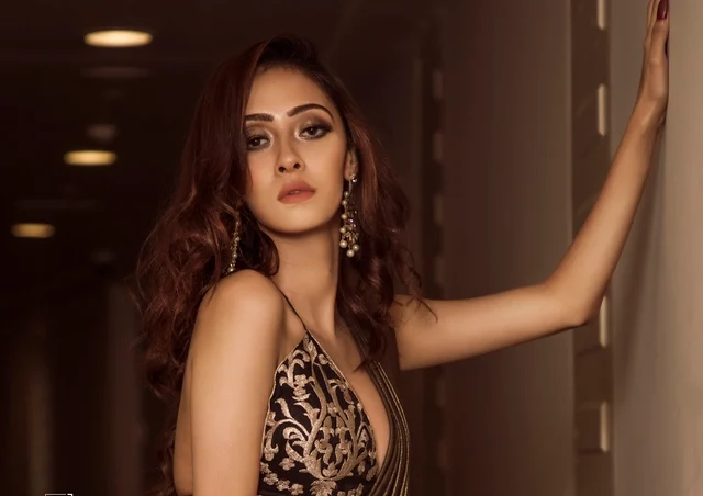 Model Vizna Khan gives OOTD goals