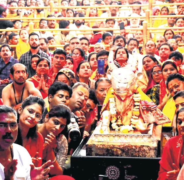 Ujjain: Devotees admire Sehara look of Mahakal, fume on mismanagement during bhasmarti