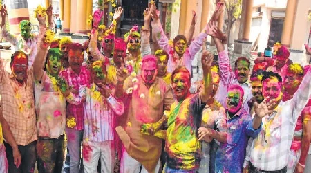 Ujjain: Holika set on fire first at Mahakaleshwar temple