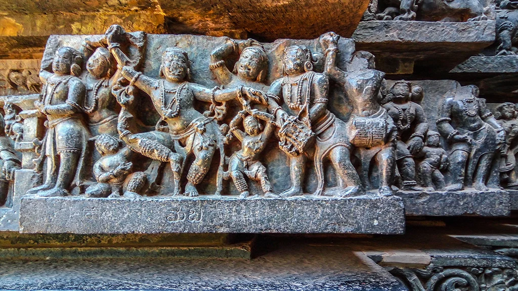 Some really exquisite panels include those of musicians, playing instruments such as a dholki or drums .