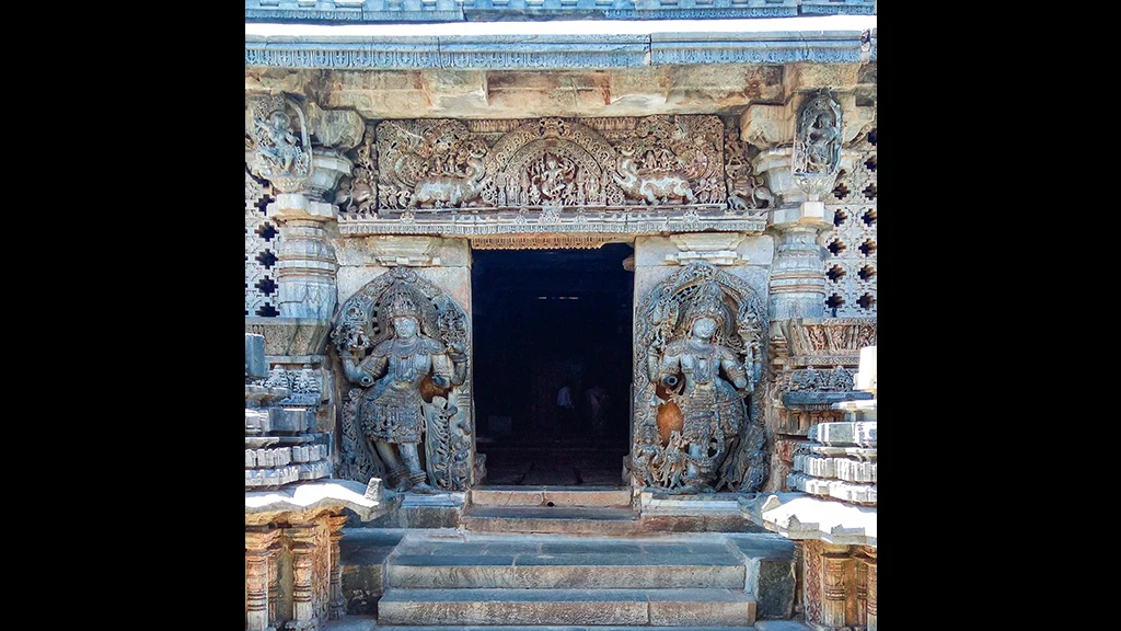 The profusely carved doorway leading to the main hall is flanked by <i>Dwarapalas</i>, the guardians of the temple. The arch has the image of Nataraj, the dancing form of Shiva.