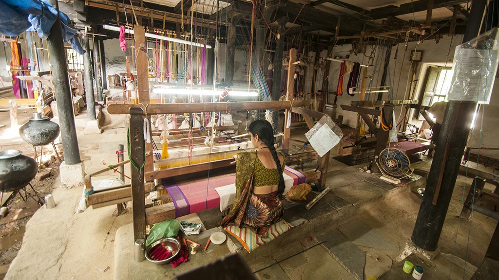 Women weaving Maheshwari <i>saris</i>