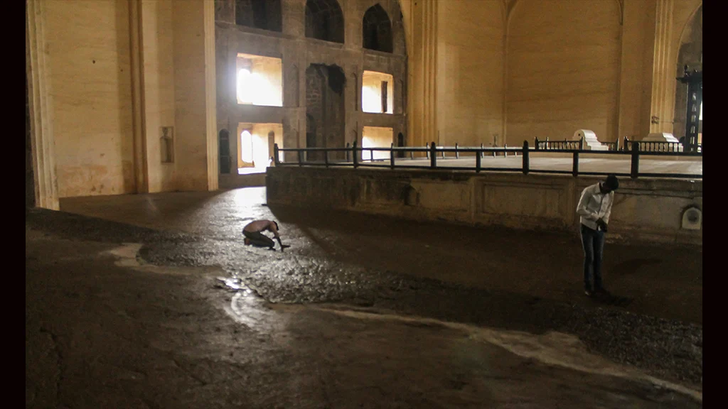 Tourists fascinated by sudden gusts of cool air coming from the ducts