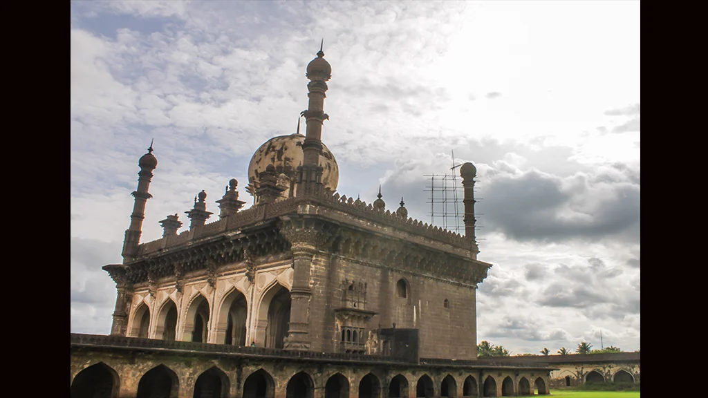 Mosque opposite the Ibrahim Rauza 