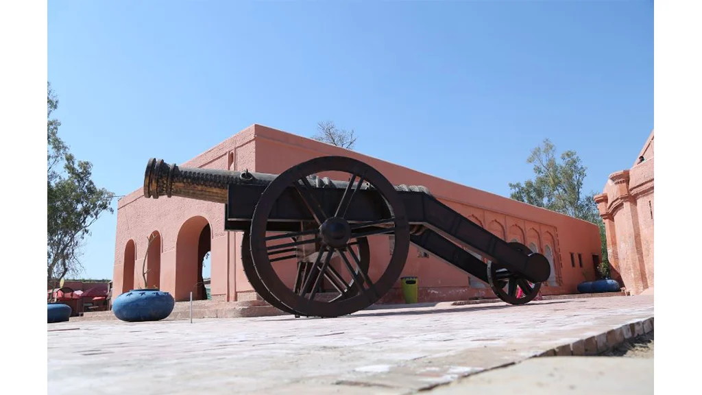 Zam Zama canoon
