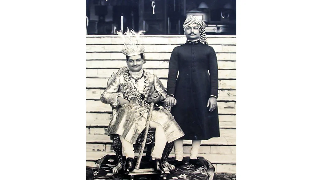 Maharaja Kameshwar Singh wearing the ‘Great Moghul Emerald’ (next to the handle of the sword)