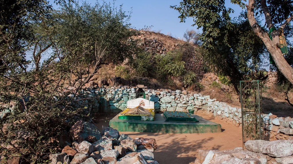 Haji Rozbih’s grave at Lal Kot