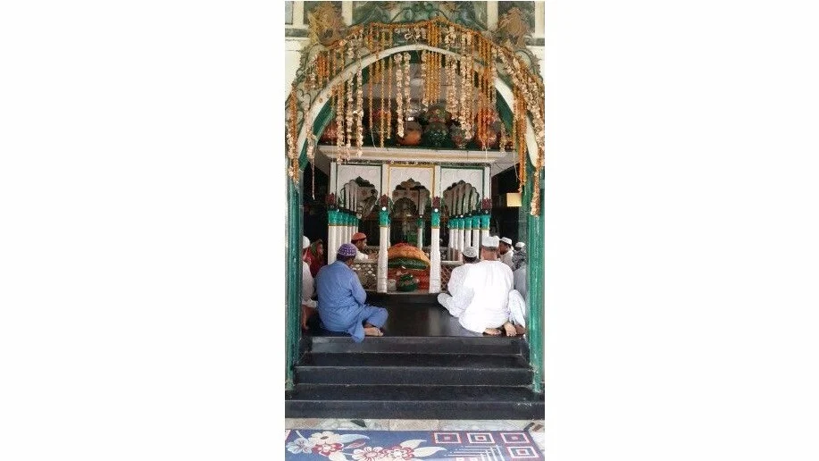 Devotees at Matka Peer