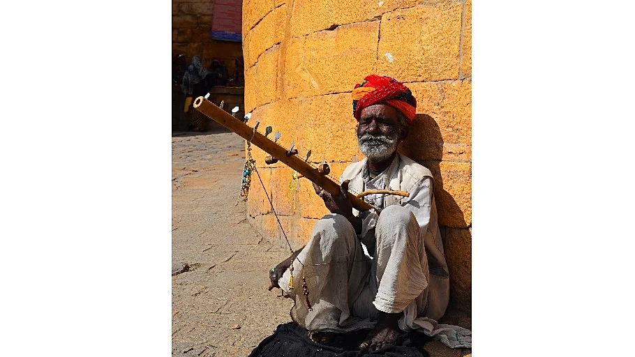 Man playing Ravanhatta 
