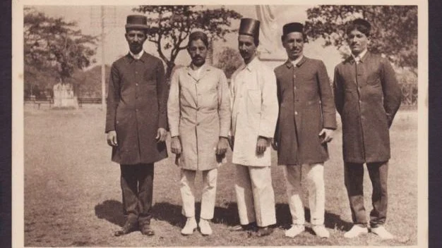 A group of Parsi men