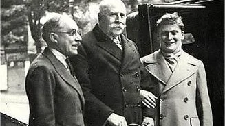Frederick Gaisberg (L) at EMI Studios, 1932