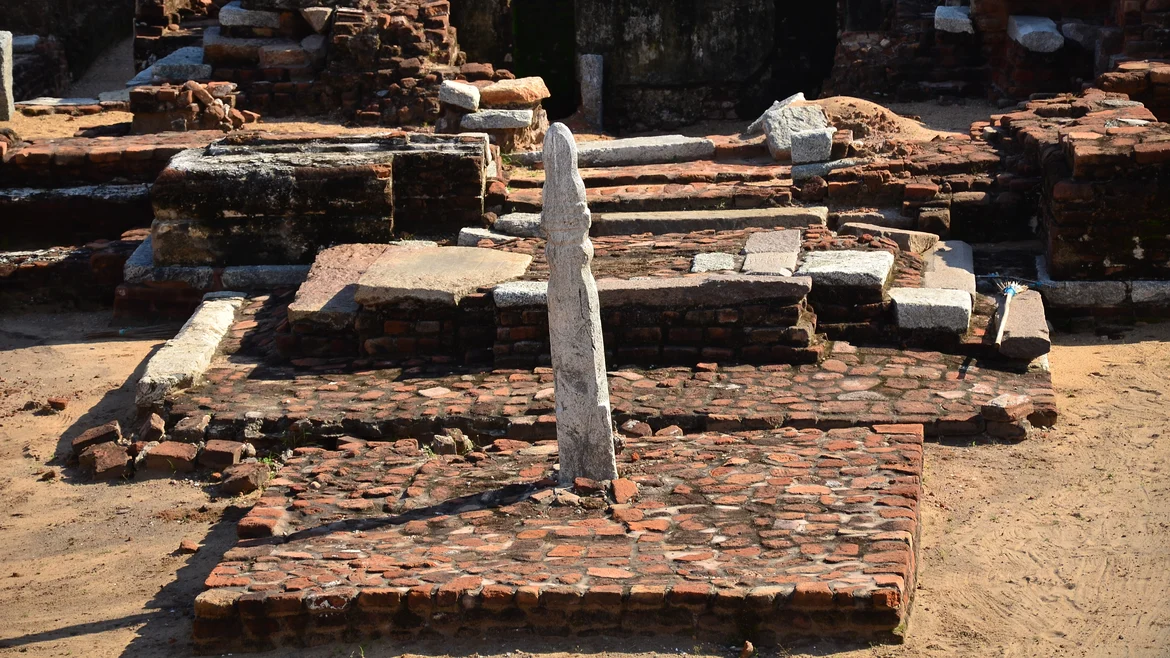 The sanctum sanctorum. While the thin, tabular bricks at the top were laid by the Pallavas, the larger bricks underneath date from the Sangam period.