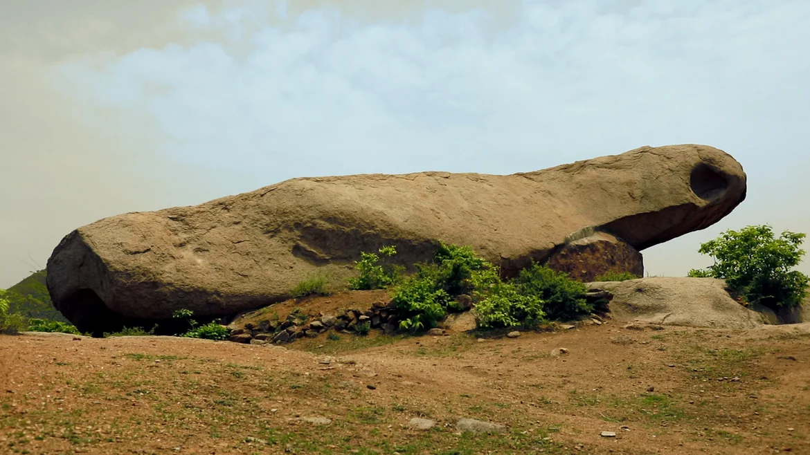 Striking rock formations on the way to the ruins
