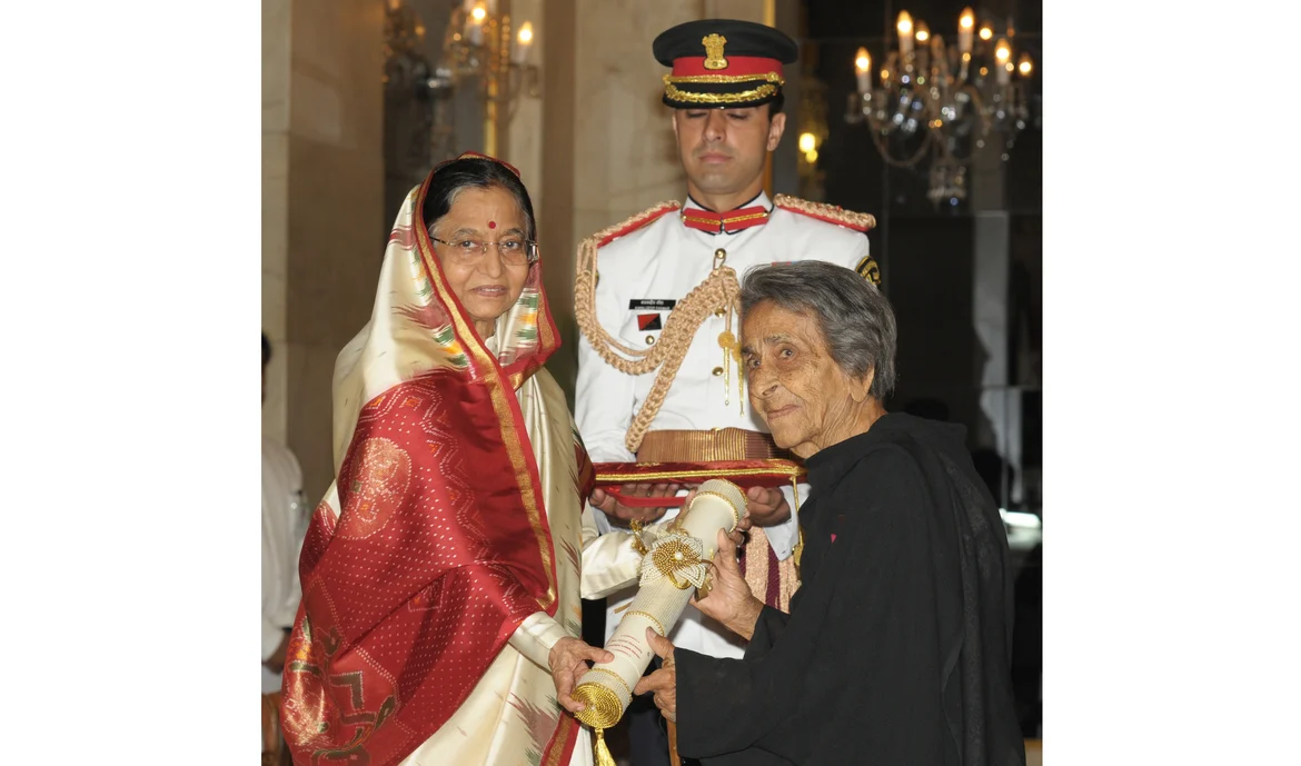 Homai receiving the Padma Vibhushan
