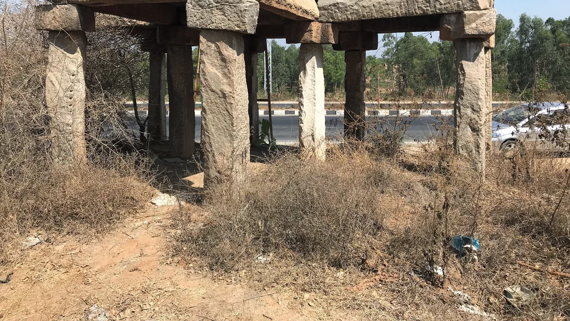 An old mantapa along a highway