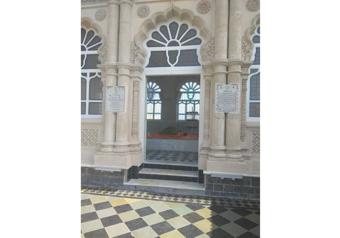 The entry to the Dargah 