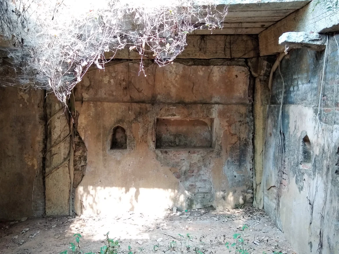 Alcoves and niches for lamps in the wall