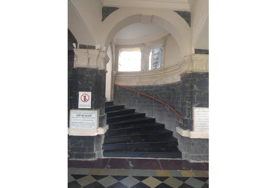 The entryway to the Dargah