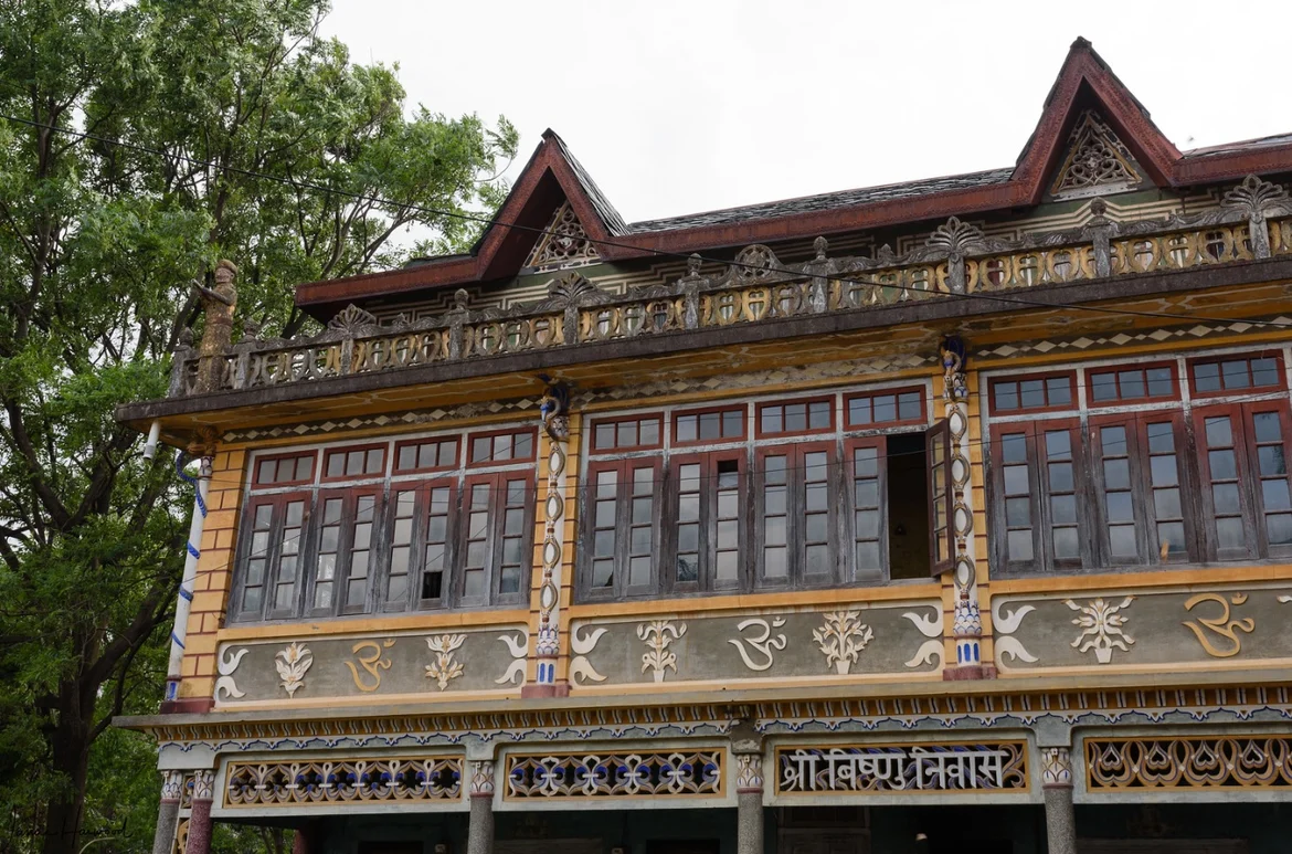 Example of mixture of local and European architecture in Pragpur