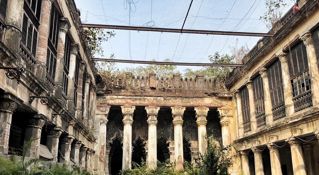 Wide view of the <i>thakurdalan</i>