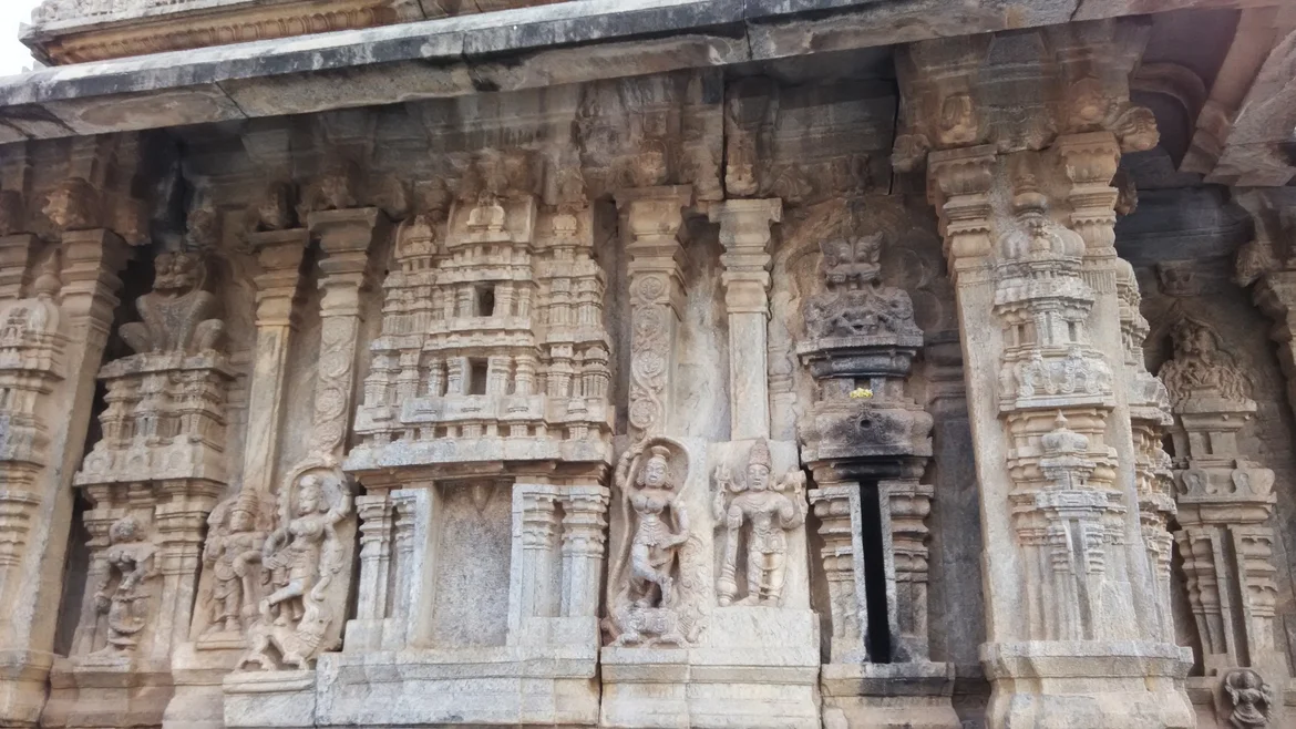 The sculptural details