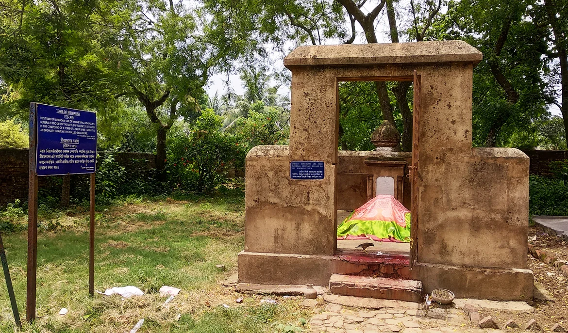 Bakshi Mir Madan’s mortal remains were buried at Faridpur (presently in Murshidabad district of West Bengal)
