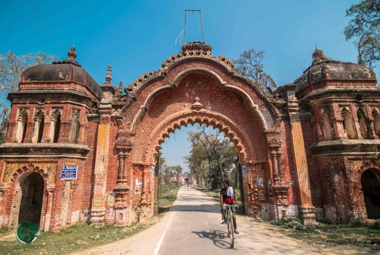 Neglected yet standing proudly - the entrance gate to the palace complex