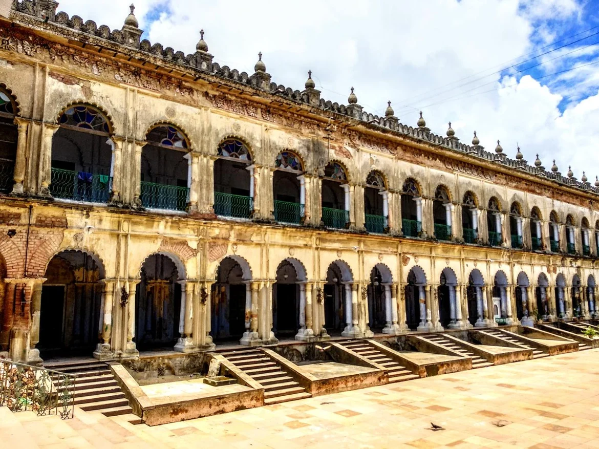 Building surrounding the courtyard