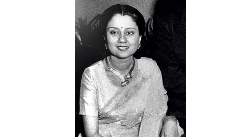Senior BJP leader, Rajmata Vijayaraje Scindia wearing a Shinde designed necklace