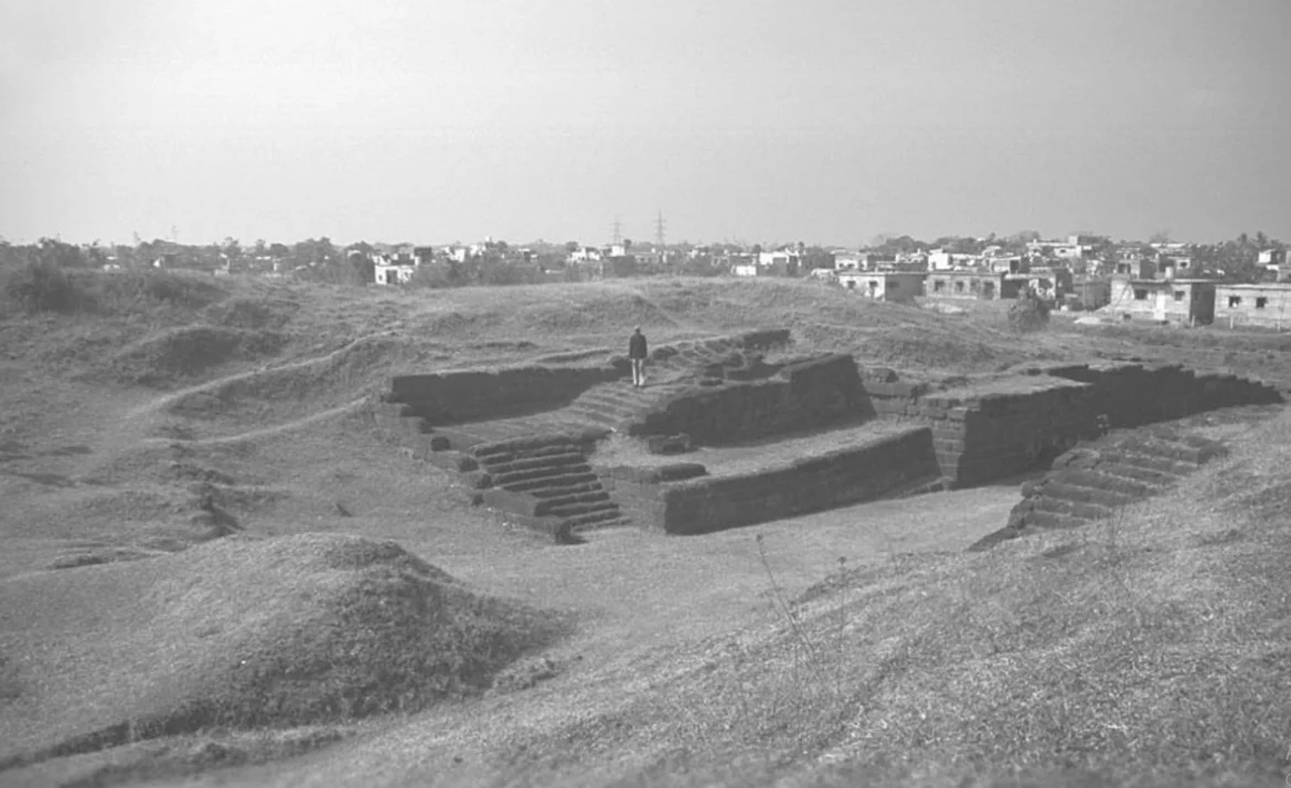 Monumental gateway excavated in 1948