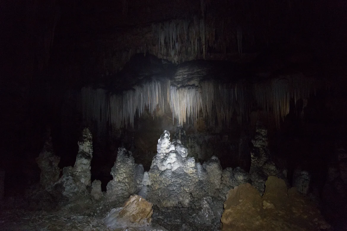 Al Hoq cave