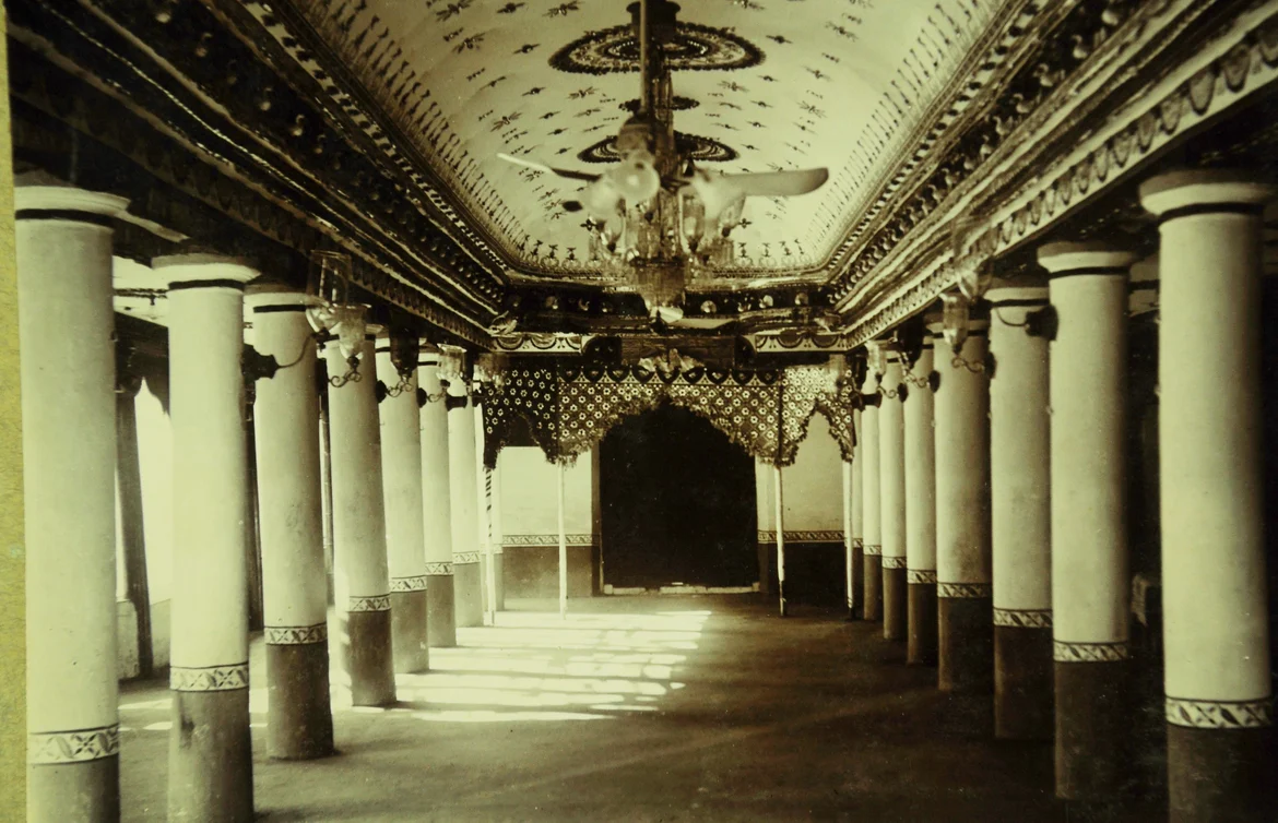 Chandira Saalaai, Uthukuli Palace