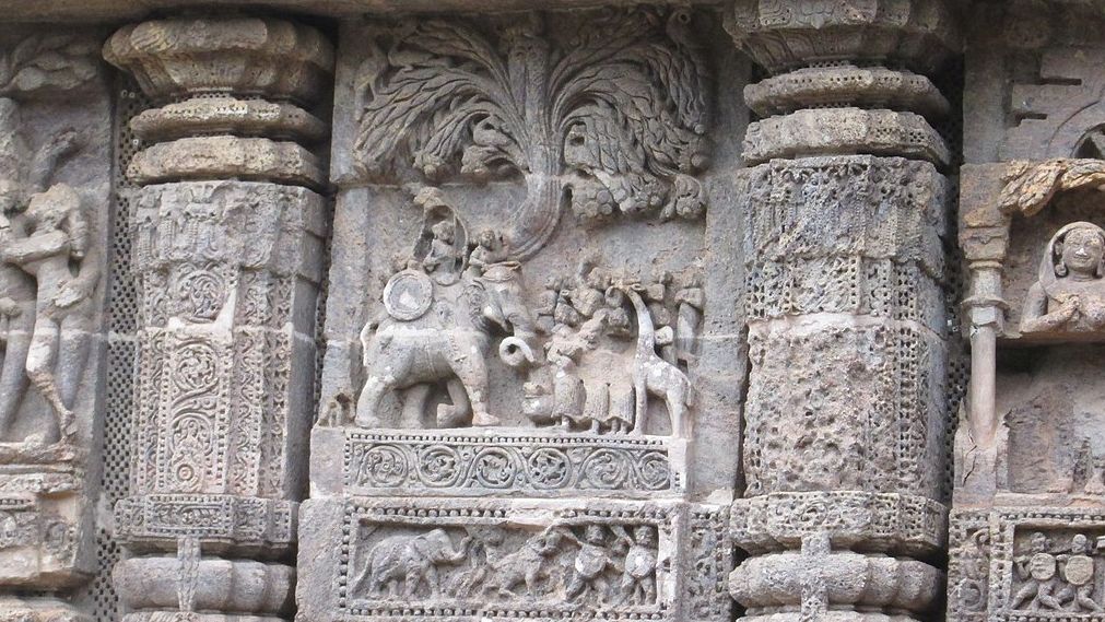 Sculpture showing giraffe in Konark Sun Temple 