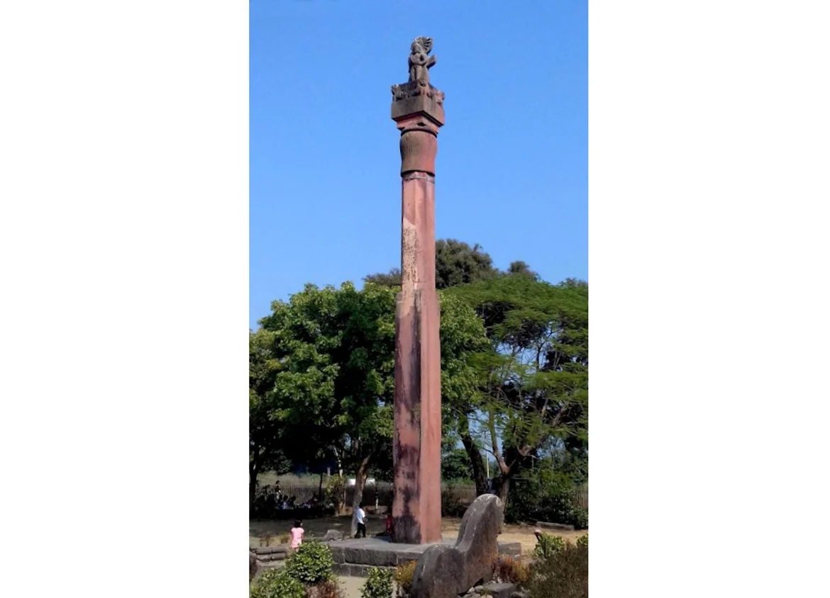 The Buddha Gupta pillar at Eran. On top if a double statue of Garuda, holding a serpent in his hands, with a chakra wheel in the back