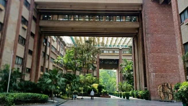 The main sheltered causeway joining the many buildings together 