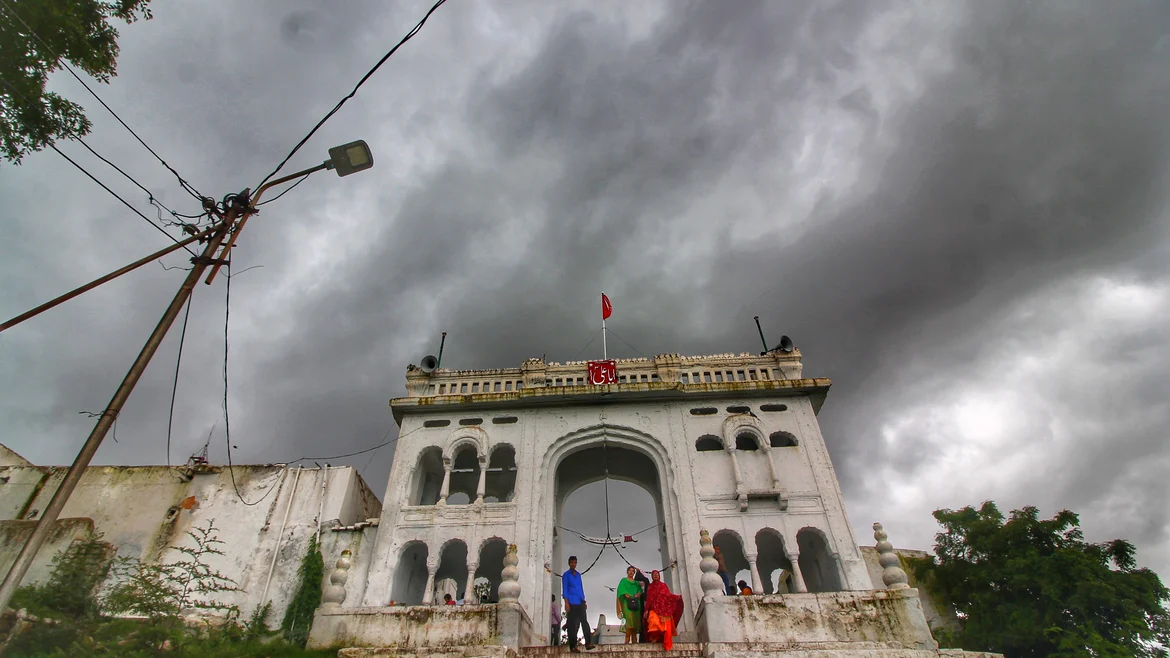 An old gateway that welcomes you to the dargah