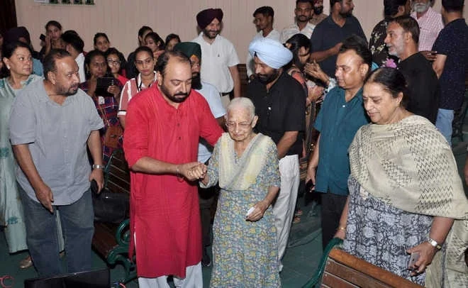 Uma Gurbaksh Singh along with Kewal Dhaliwal and others at the Preet Nagar theatre