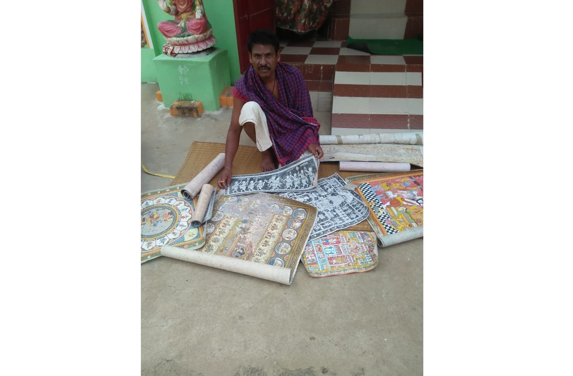 Artisan Niranjan Moharana with his art work