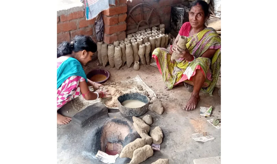 Dhokra artisans from Bikna, Bankura