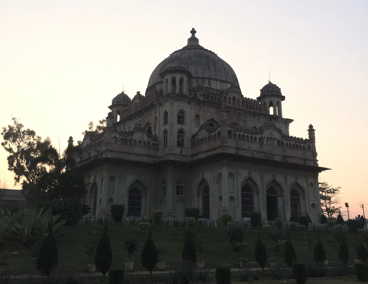 Saadat Ali Khan’s tomb