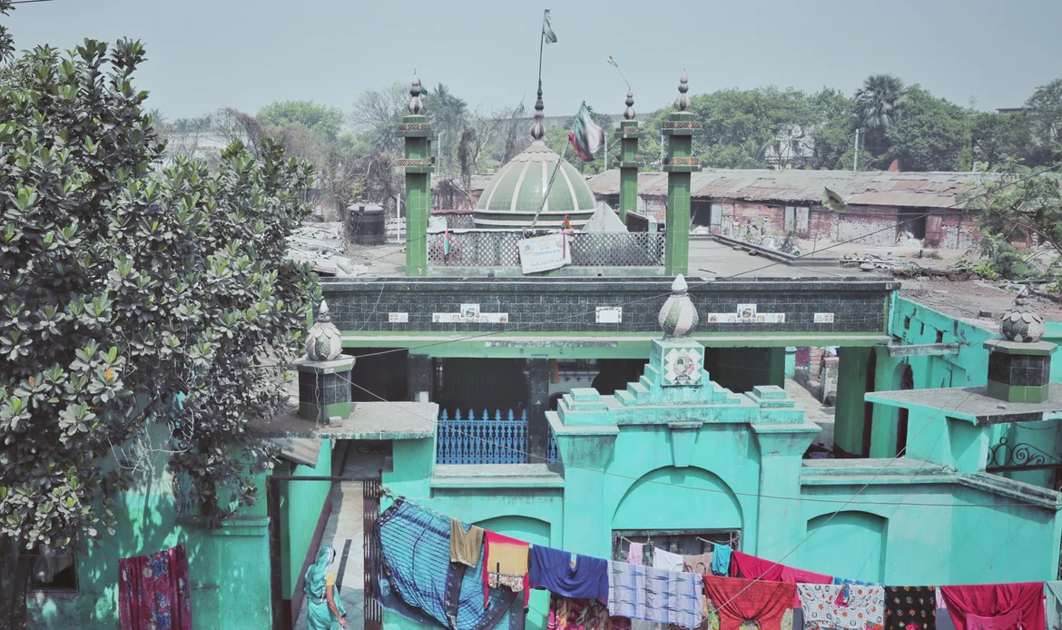 The <i>dargah </i>next to the mosque